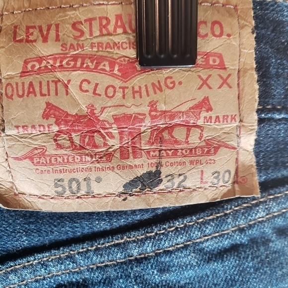 Levi 501 Dark Washed Cut off Shorts Sz 32 - Picture 7 of 7